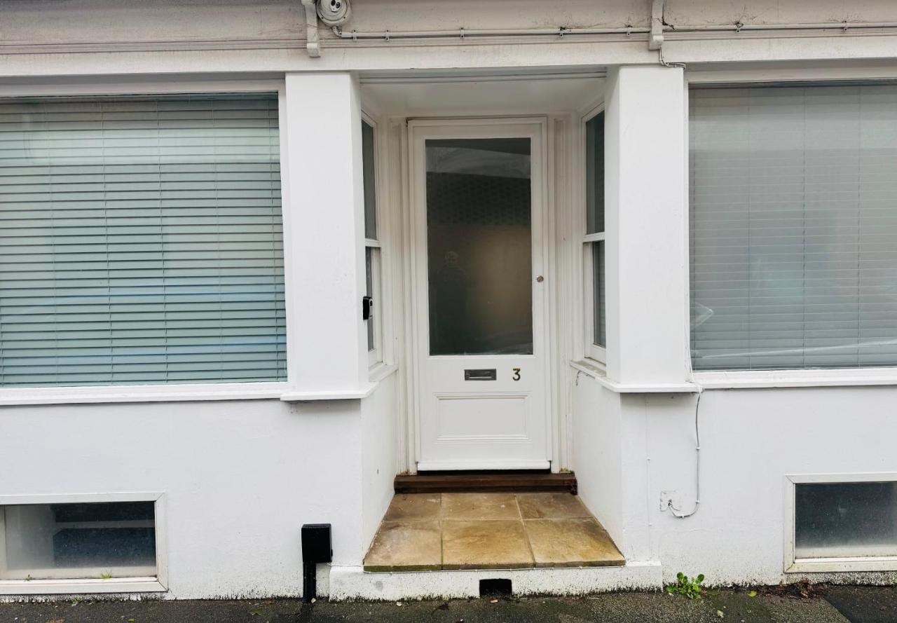 NEW Central Ryde Retreat, Melville Duplex, short walk to Beach Sleeps 6 - B&B Ryde