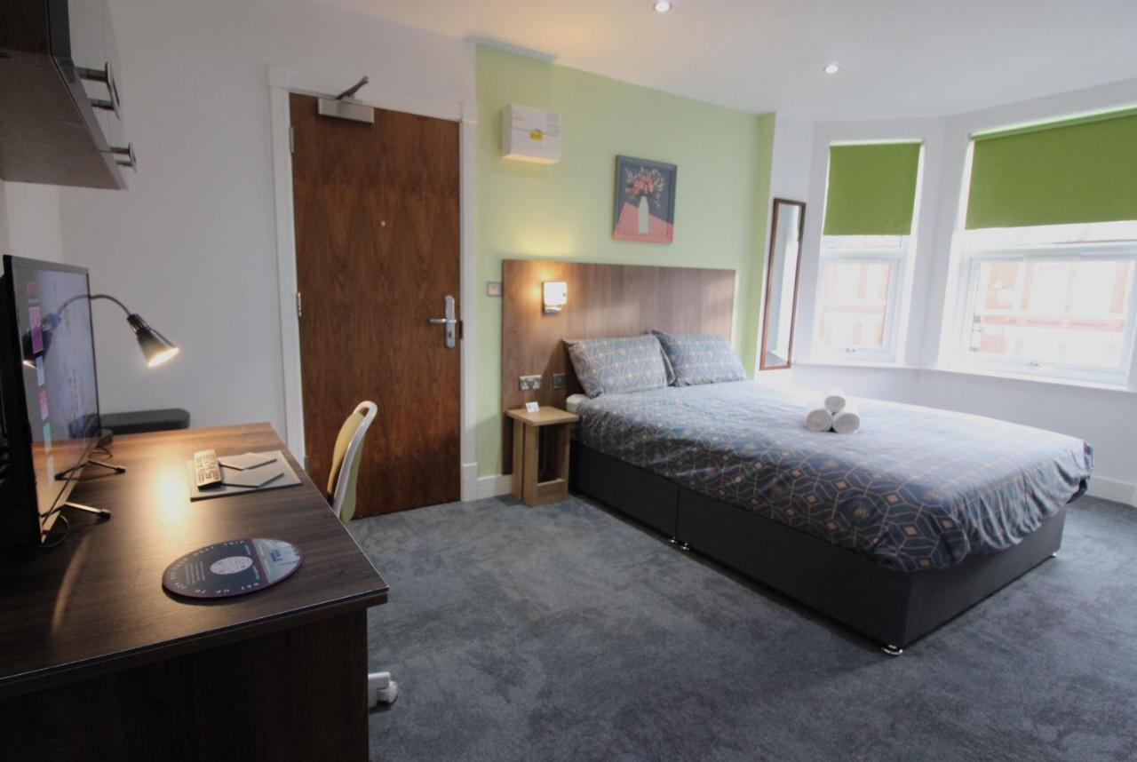 Victoria House - Deluxe Studios in Coventry City Centre, free parking, by COVSTAYS - B&B Coventry