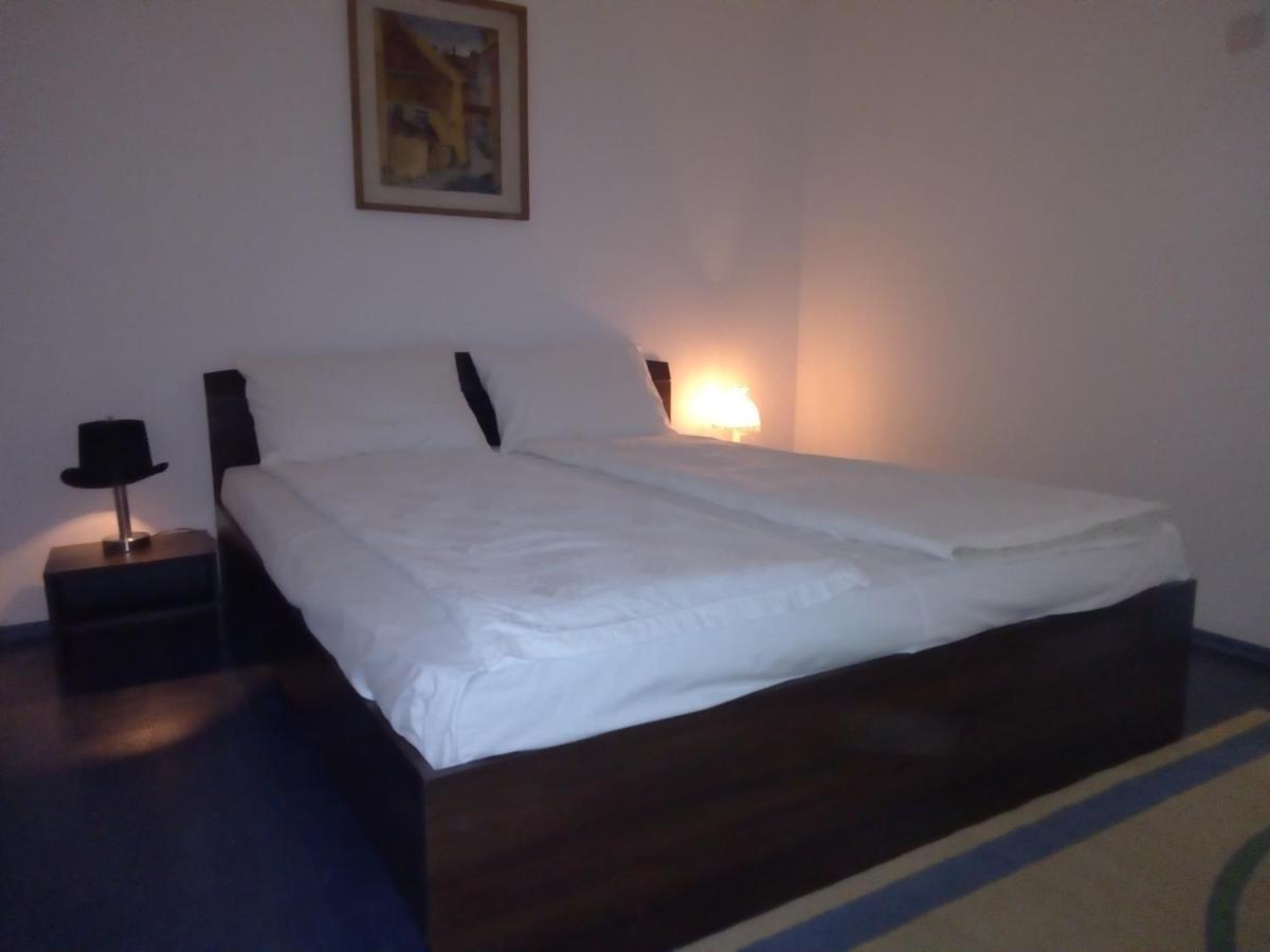 Zimmer mit Kingsize-Bett