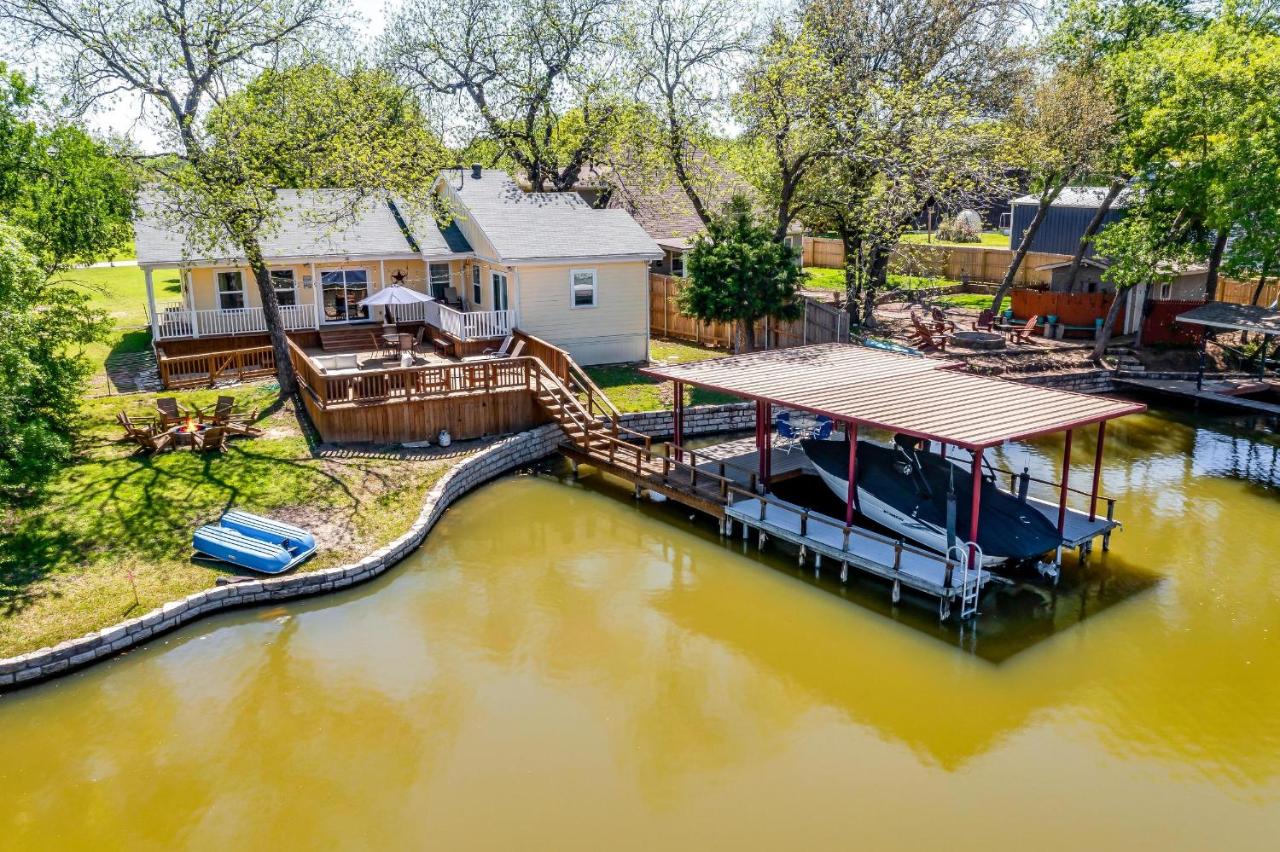 Lakefront Retreat w Dock, Firepit & Large Deck - B&B Granbury