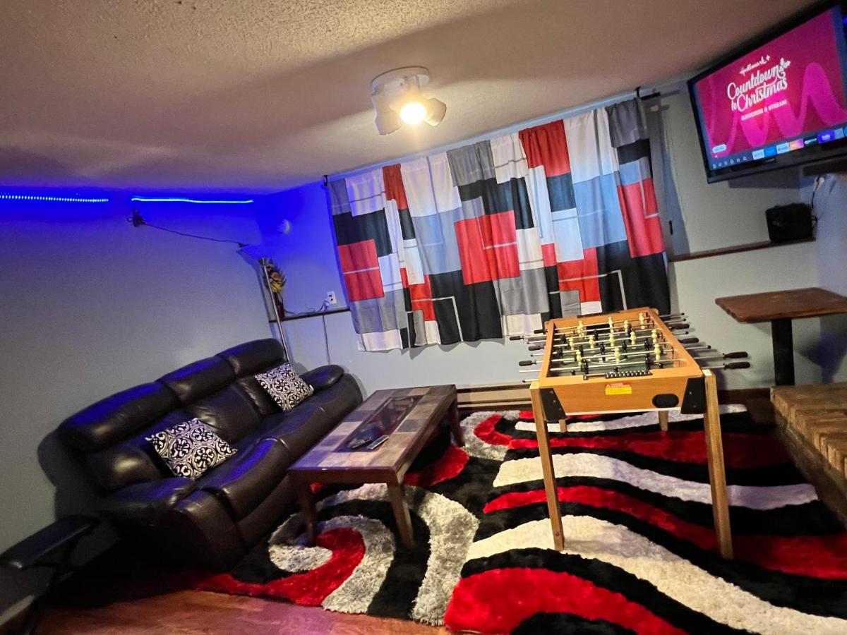 MidwestBNB Room1, quite cabin in the wood vibes