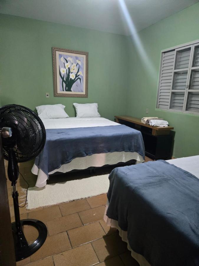 Casa ampla, confortável próx ao lago JK no centro - Chambres d'hôtes Jataí
