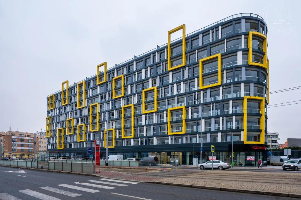 Centre NEW quiet stylish apartment & parking near O2 Arena - plátce DPH - with large glass balcony - Chambres d'hôtes Prague