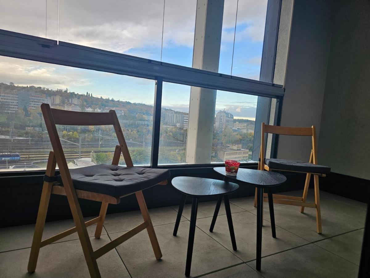 Centre NEW quiet stylish apartment & parking near O2 Arena - plátce DPH - with large glass balcony - Chambres d'hôtes Prague