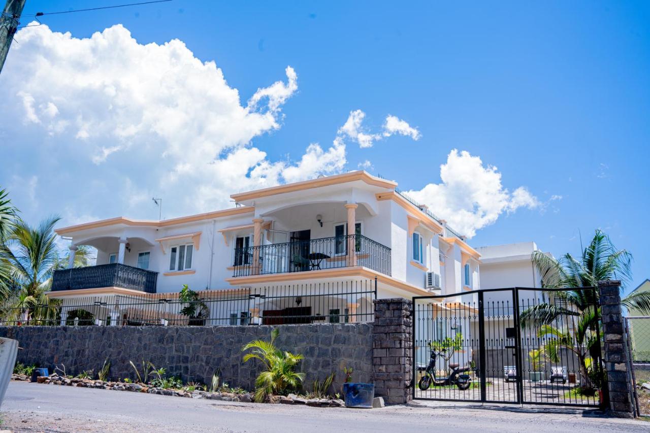Good Place, Tropical House near Beach Rooftop - B&B Grande Rivière Noire