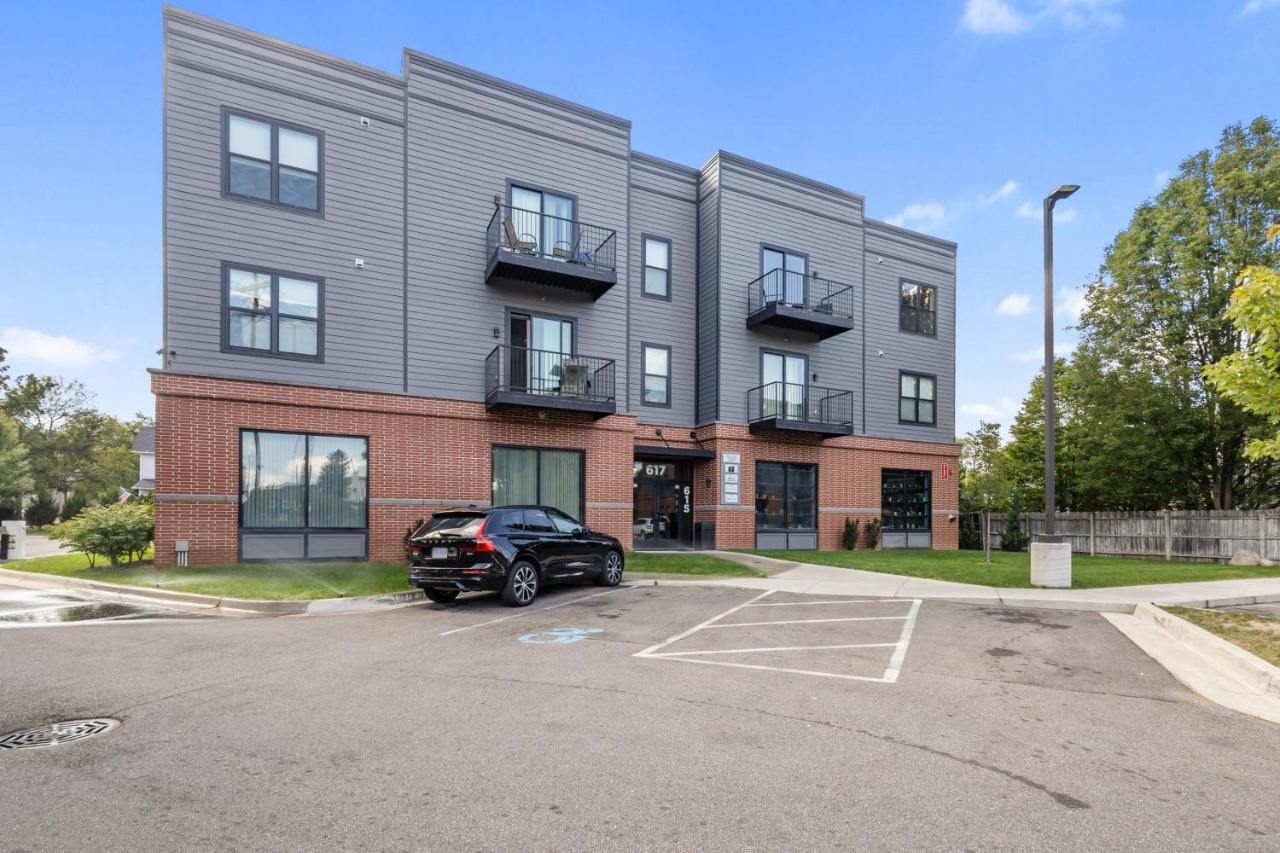 NEW 1BR Luxury Condo Private Balcony 303 - Chambres d’hôtes Kalamazoo