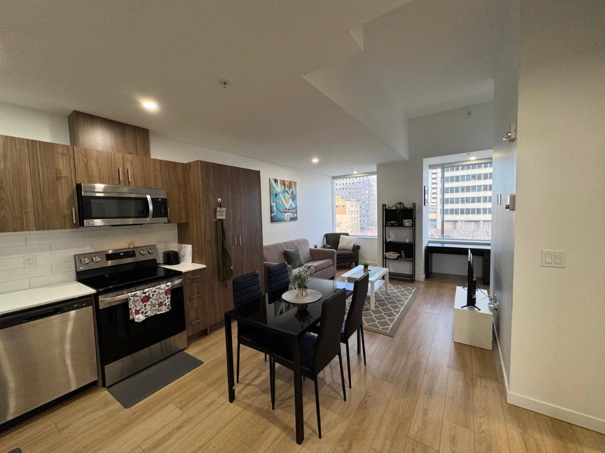 Apartment in Downtown YEG - Bed and Breakfast Edmonton