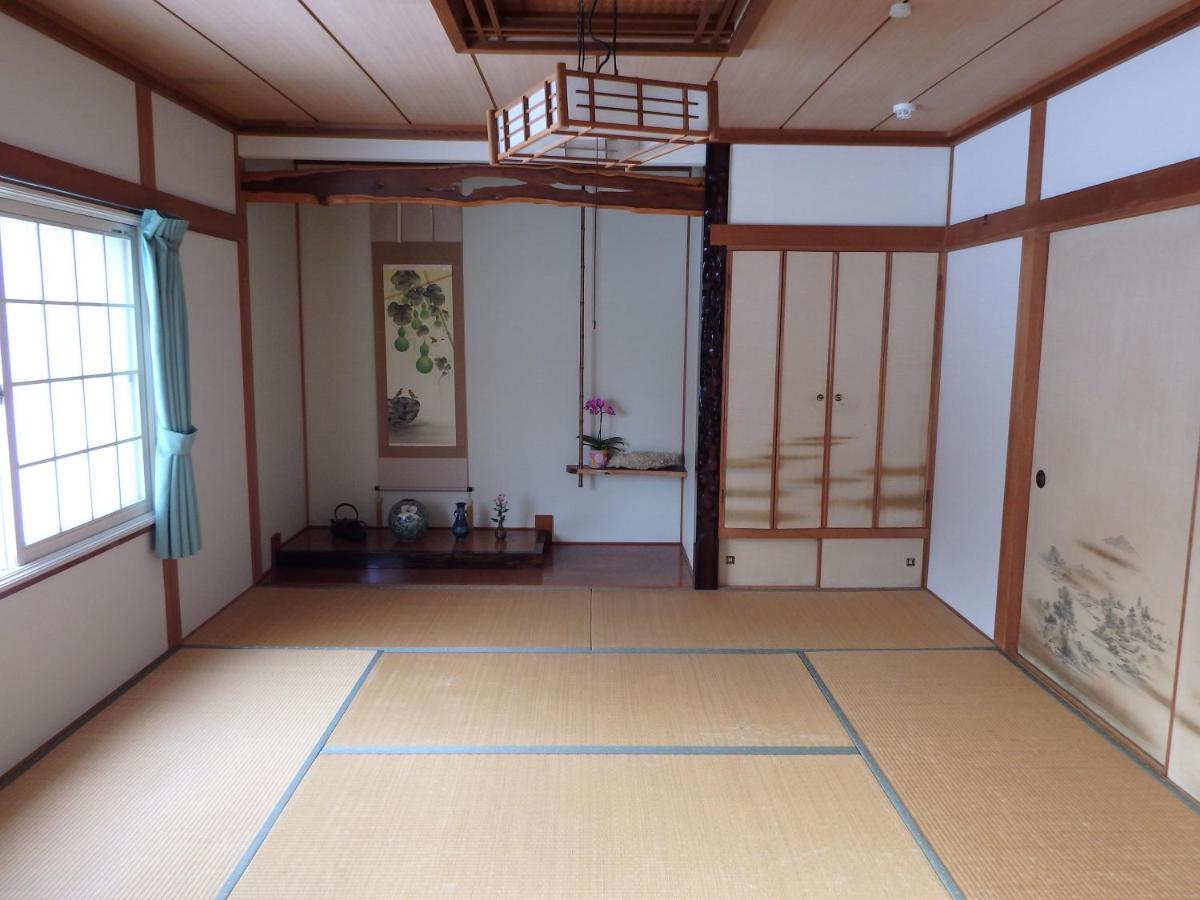 Japanisch eingerichtetes Vierbettzimmer mit Gemeinschaftsbad.