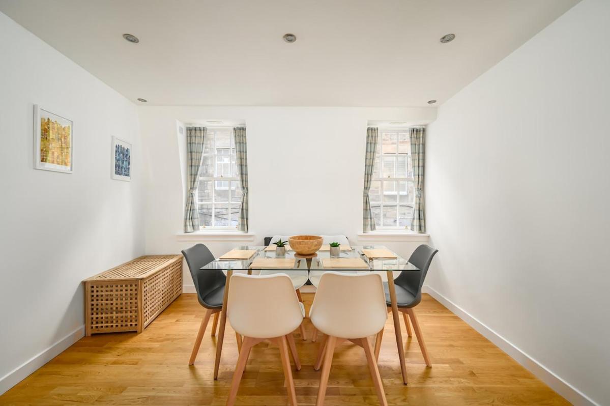 Queensferry Street Lane - Fantastic 2 BR City Centre Mews House with free secure parking! - Chambres d'hôtes Édimbourg