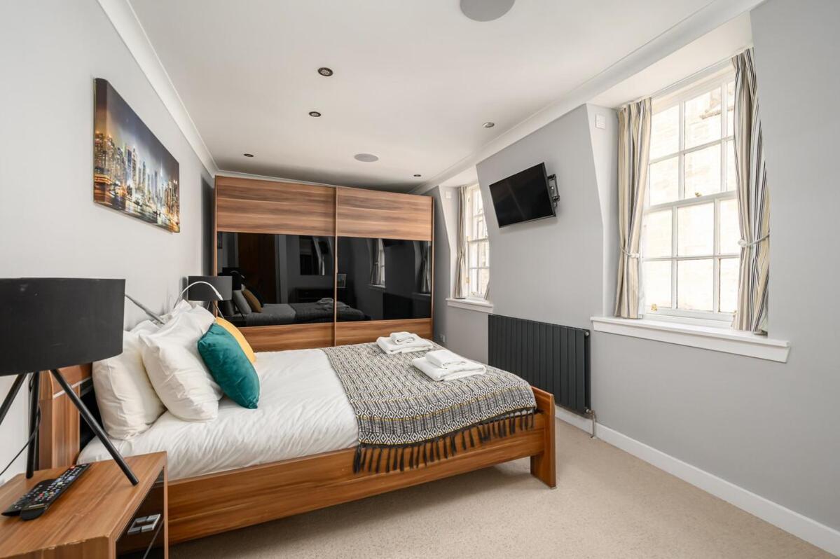 Queensferry Street Lane - Fantastic 2 BR City Centre Mews House with free secure parking! - Chambres d'hôtes Édimbourg