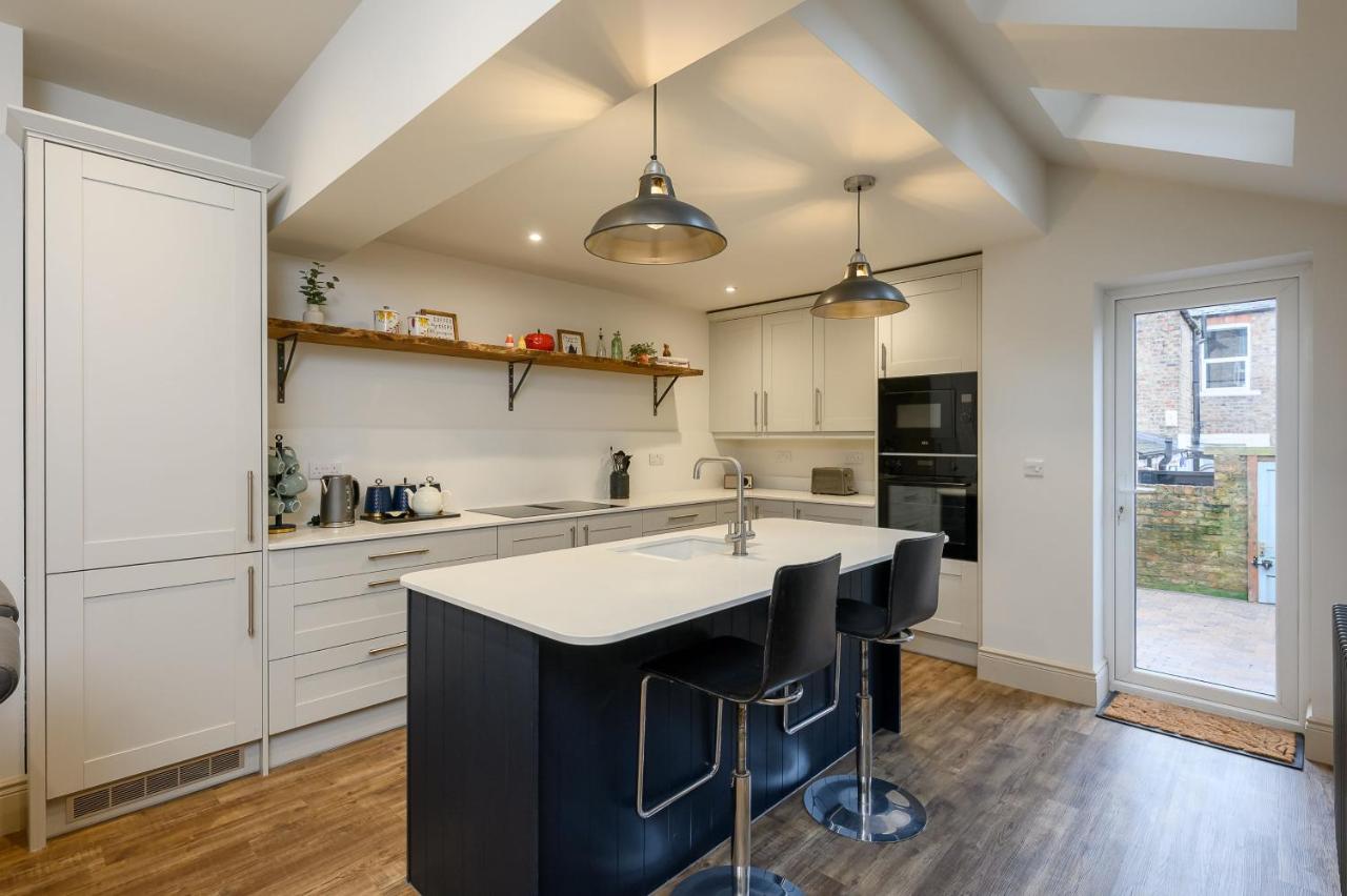 Stylish 3BR Townhouse Sleeps 6 Near City Centre - Chambres d'hôtes York