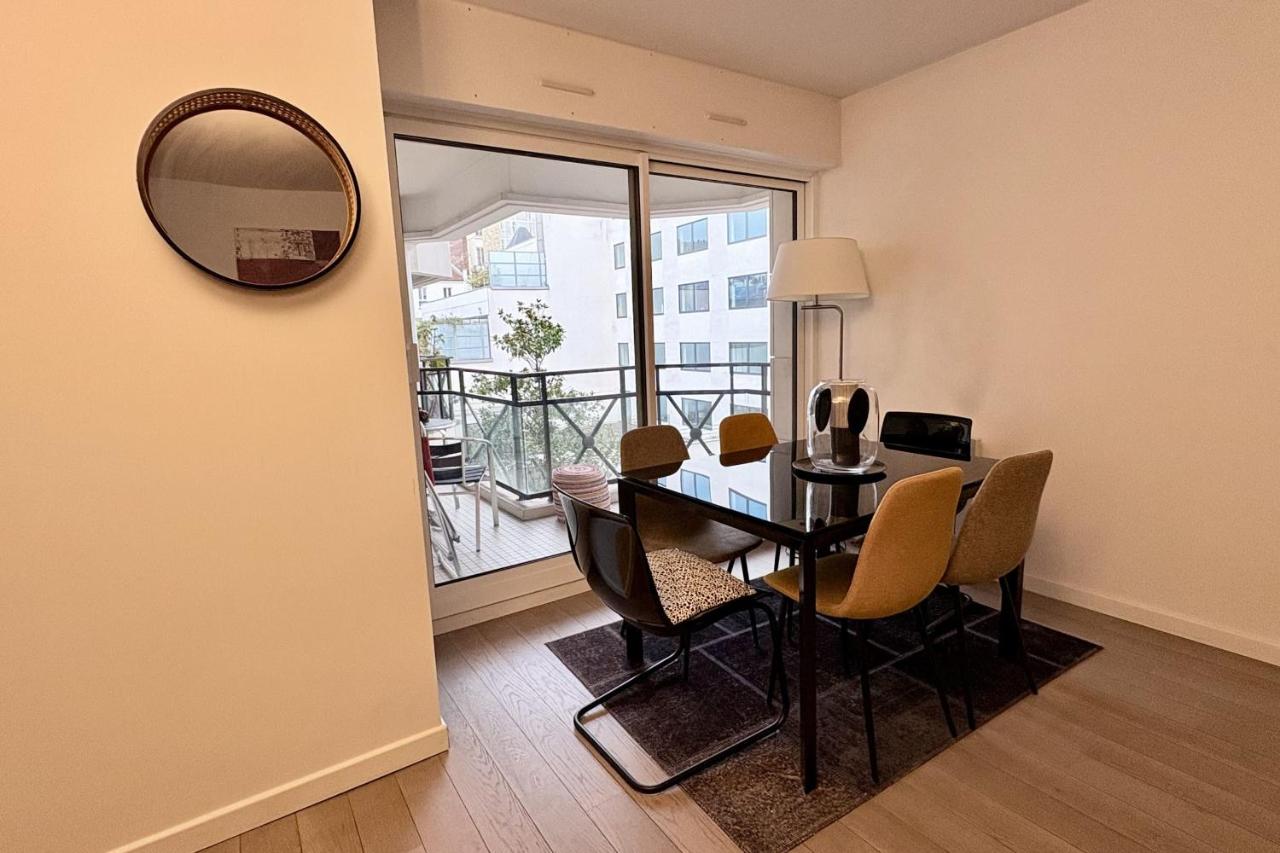 Bright living room in Levallois-Perret - B&B Levallois-Perret