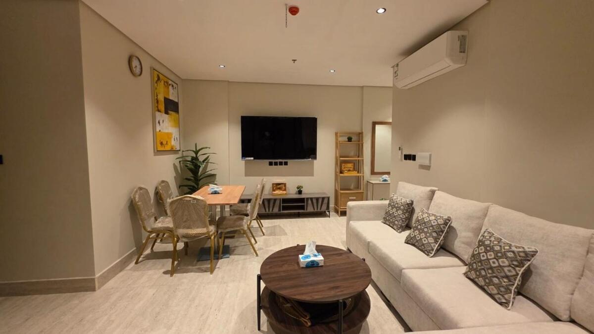 شقة بصالة وخمس غرف نوم بالقرب من المدينة العالمية - B&B Dammam