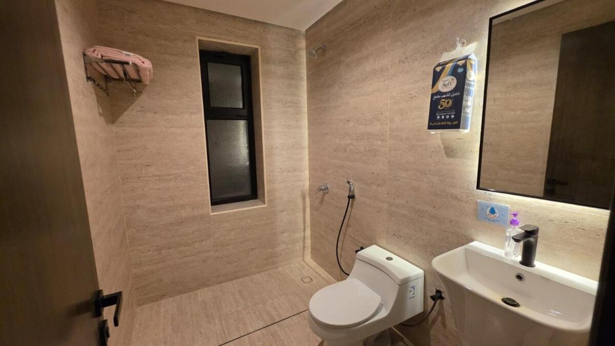 شقة بصالة وخمس غرف نوم بالقرب من المدينة العالمية - B&B Dammam
