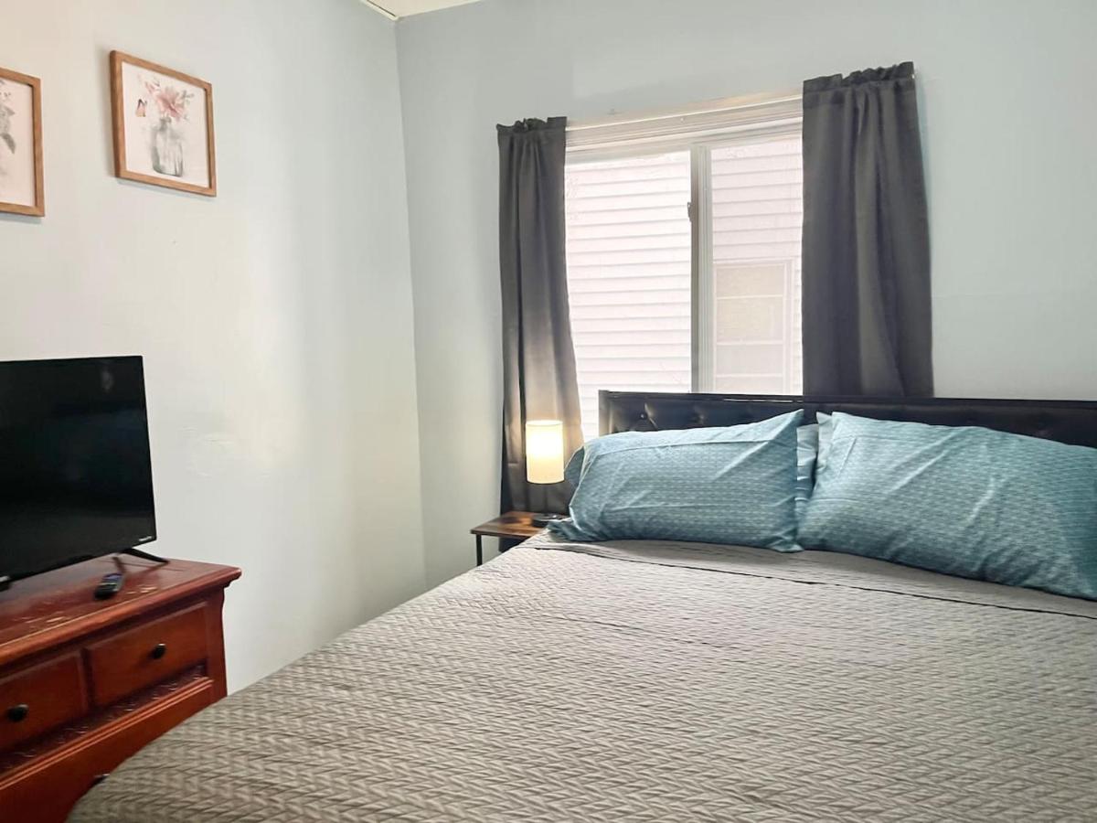 Private Room-Queen Bed-Shared Living Spaces - B&B Johnson City