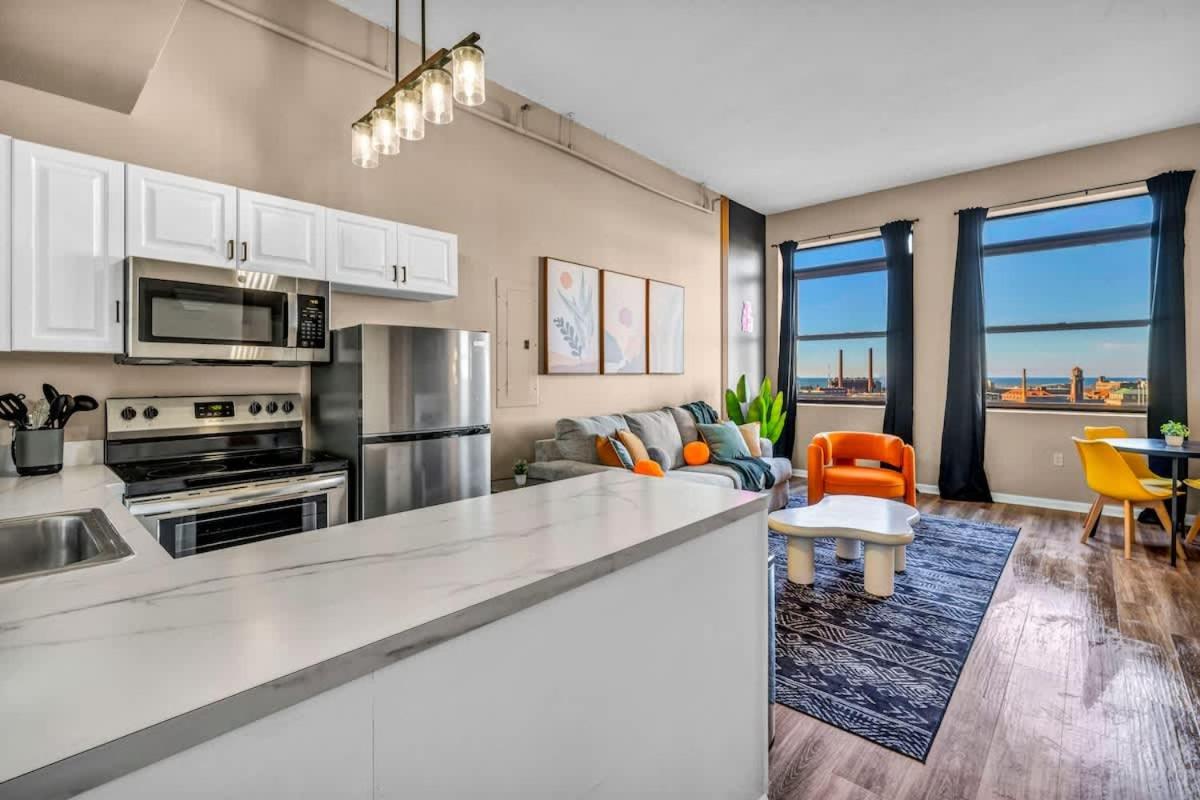 Colorful 2Bed Apt Heart of Downtown Lake Views - Chambres d’hôtes Cleveland