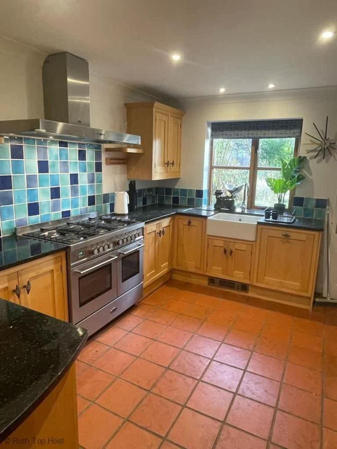 Spacious Village House near Oxford with Woodburner - Chambres d'hôtes Horspath