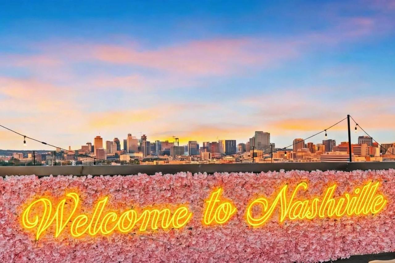 Dolly's Big House - 18 Beds Skydeck Views - B&B Nashville