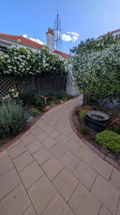 The Merredin Treasury, Heritage House, sleeps 9 - Chambres d'hôtes Merredin