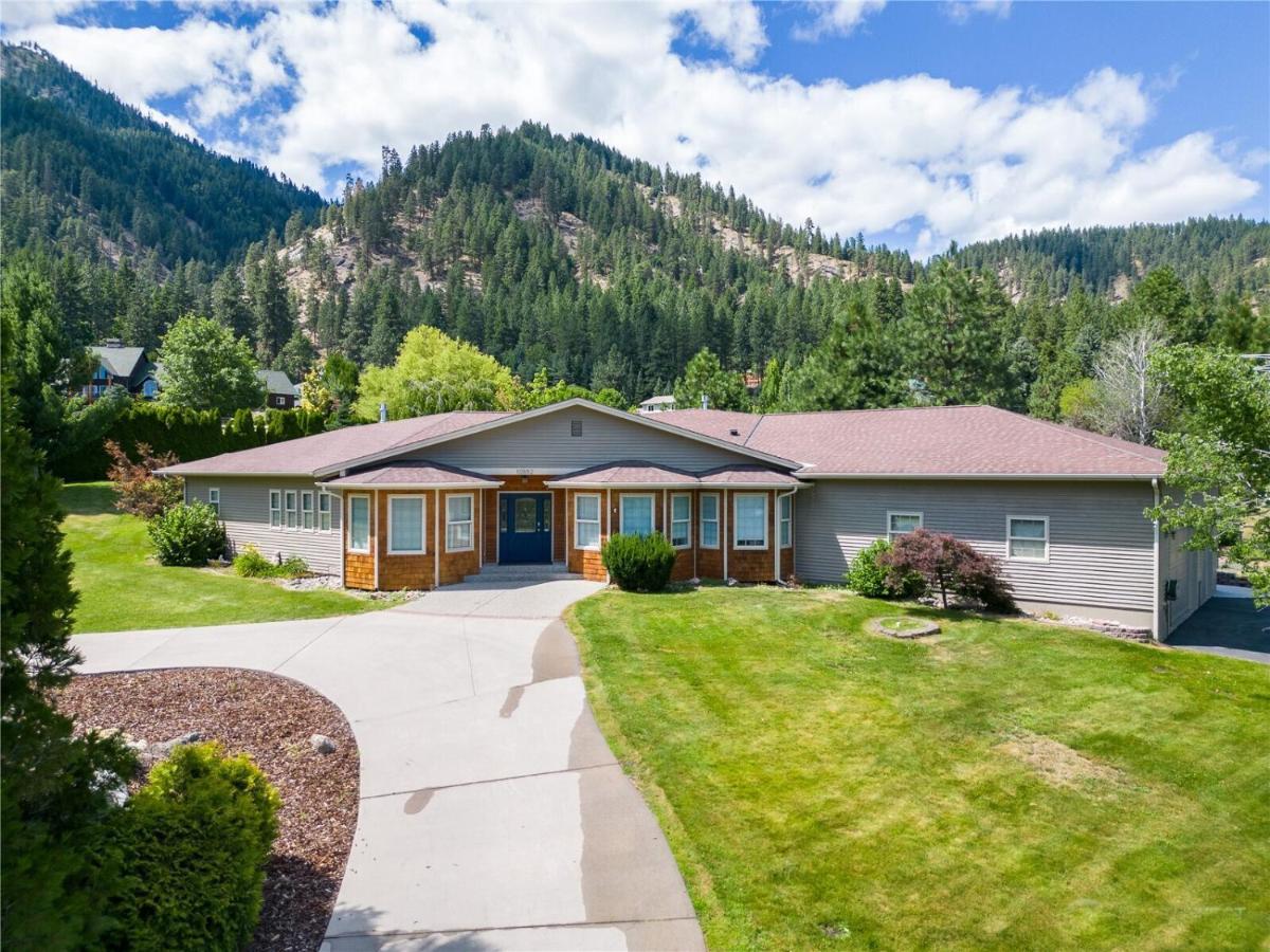 The Tyrolean - Pool, Hot Tub & Ski Hill Charm - B&B Leavenworth