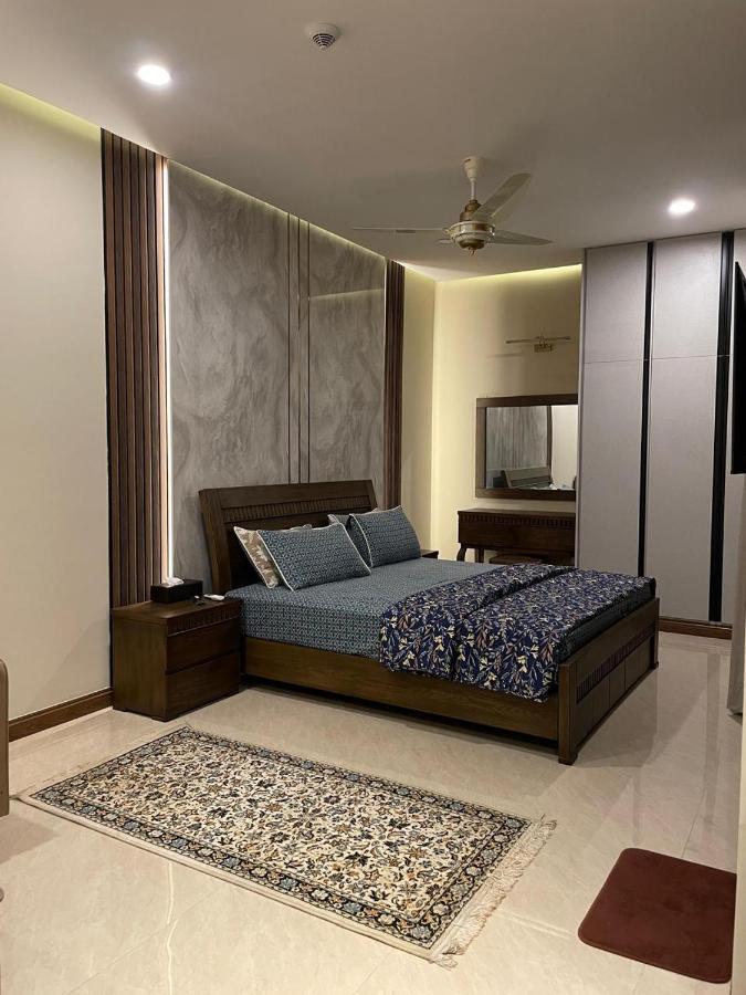 Zeta Mall Urban Studio Pool & Prime Location - Chambres d'hôtes Islamabad