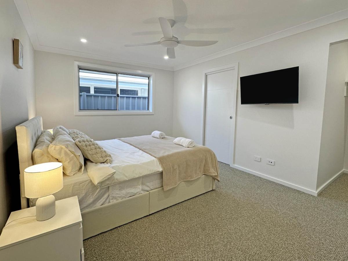 SussexGardenStays - Jervis Bay Beaches - NEW SHARE Home - 4xQueenBedrooms - PrivateBathroomBrm1 - SharedBathroomBrm2,Brm3,Brm4 - Ferienwohnung Sussex Inlet