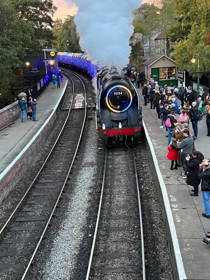 Country Cottage with Steam Railway Views - B&B Pickering