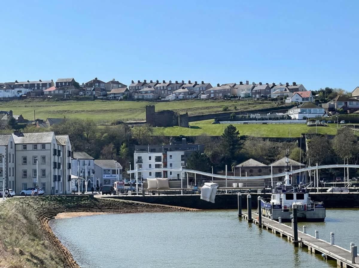 Bright 1 Bed Harbour-side Apartment with Balcony - B&B Whitehaven
