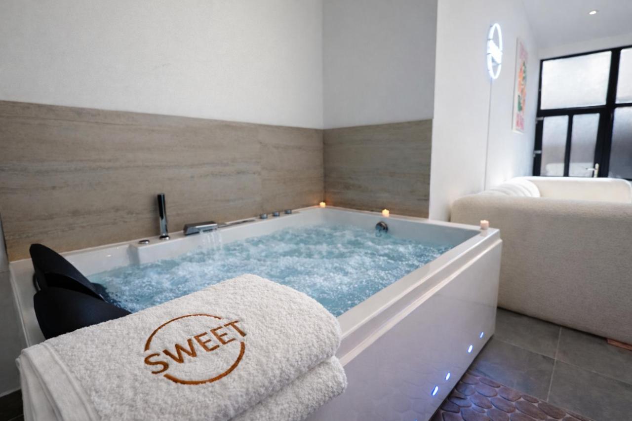 Le Sweet - By BEST KEYS - Suite Design avec Spa Privatif Balnéo - Centre-Ville - Lit Queen Size - Smart TV Netflix - Ambiance Romantique - WiFi Fibre - Check-in Autonome - Chambres d'hôtes Villeneuve-le-Roi