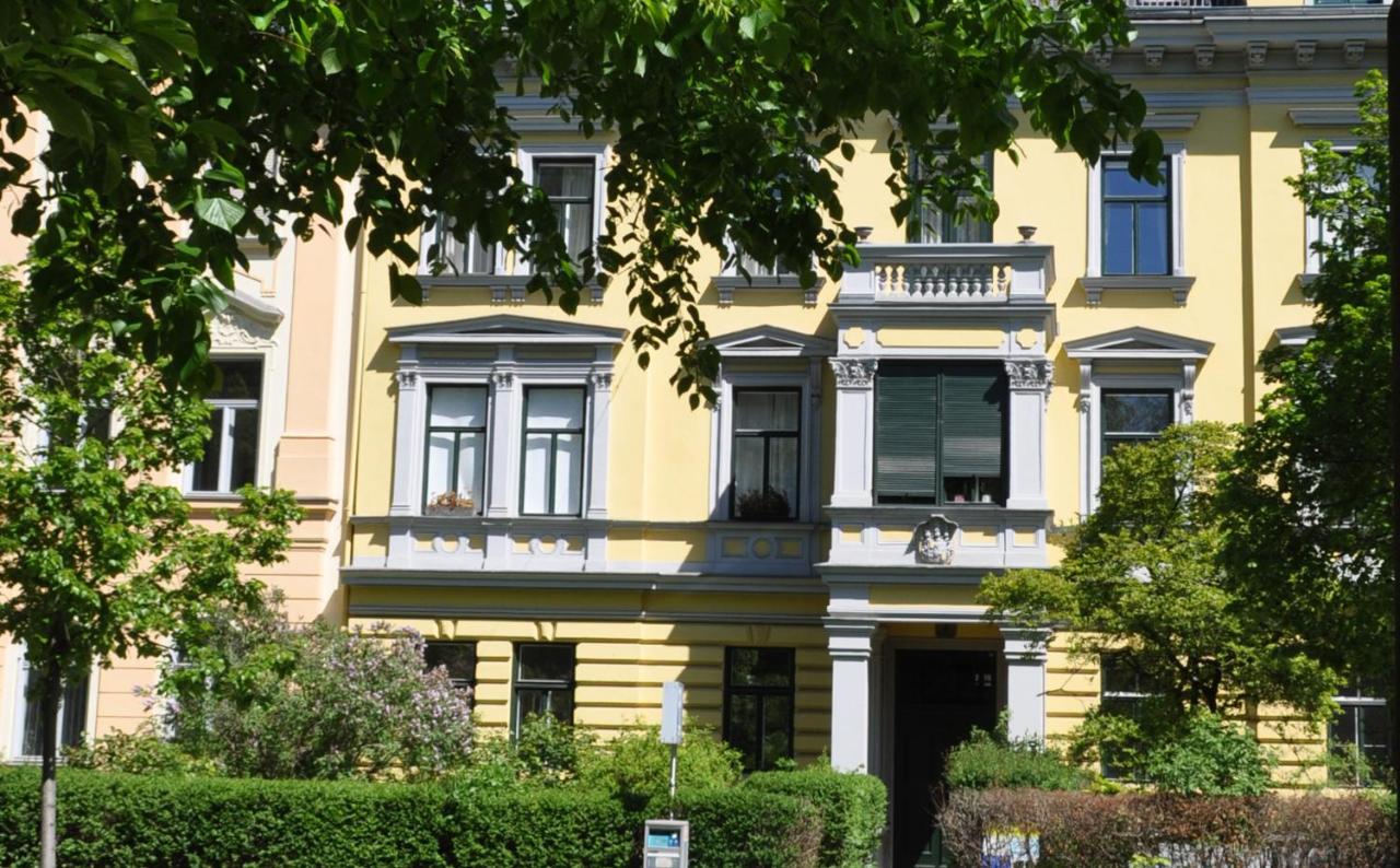 Ferienwohnung im Univiertel mit Garten - Bed and Breakfast