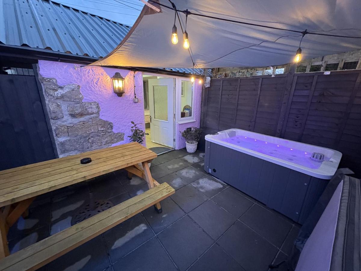 Robyns Retreat - A Cosy Hot Tub Break - B&B Brynsiencyn