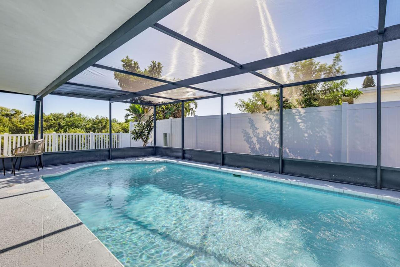 Canal Front Getaway Poolside Relaxation Fishing - B&B Holiday