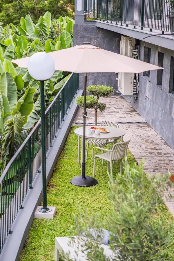 Central Apartment Steps From Beach - Chambres d'hôtes Ponta do Sol