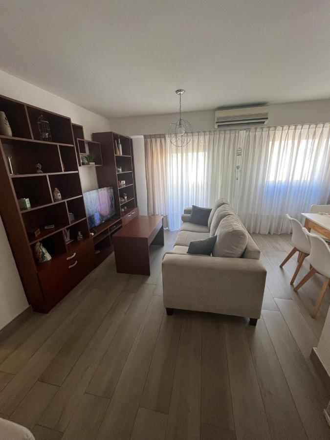 Depto 2 amb con balcon, muy buena ubicacion - Chambres d'hôtes Ramos Mejía