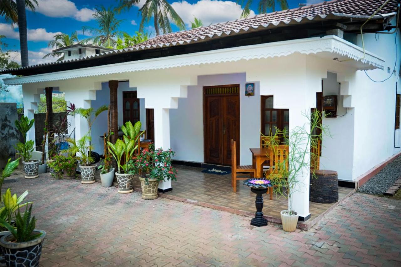 Guru Guest House - Bed and Breakfast Trincomalee