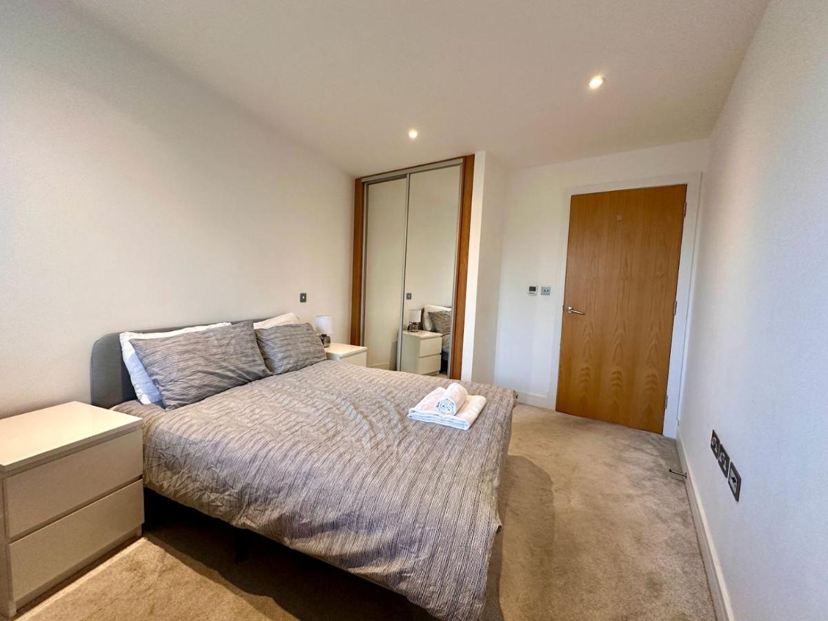 Two-bedroom Brand-new Flat in the City - Ferienwohnung London