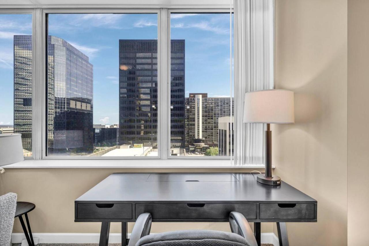Downtown Flat w/ LAKE VIEW: Walk 2 Stadiums/Arenas - Chambres d'hôtes Cleveland