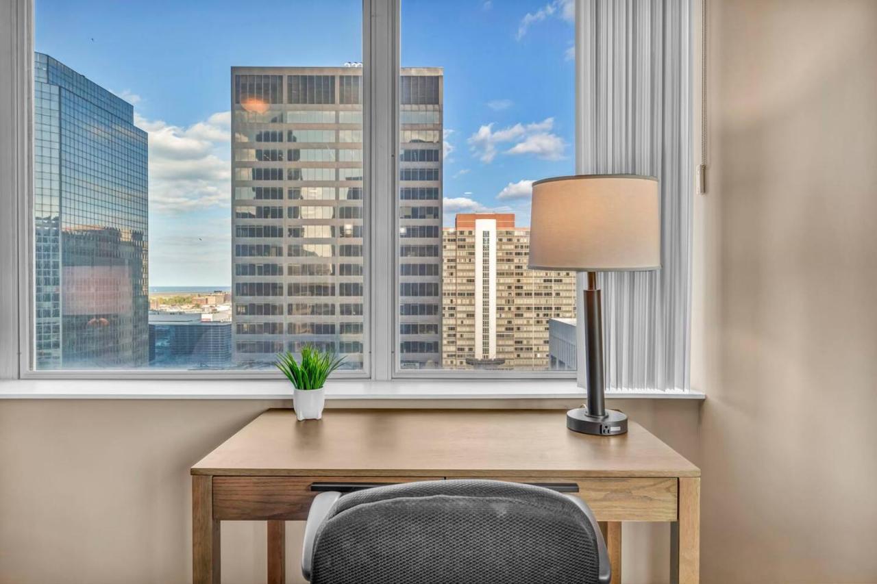 LAKE VIEW Sky-Suite in the Heart of Downtown! - Chambres d'hôtes Cleveland