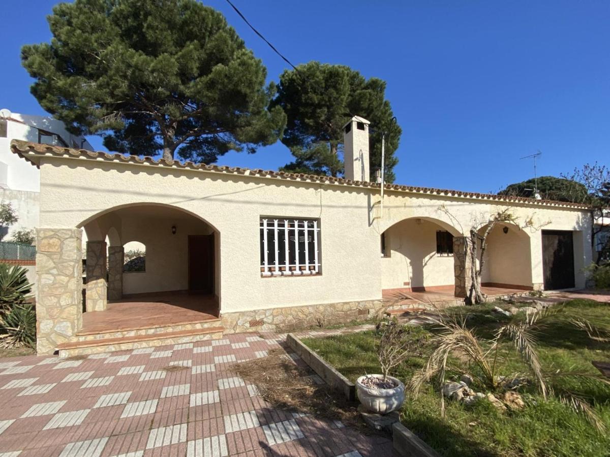Acogedora Casa Familiar con Jardín y Barbacoa Cerca de la Playa en Torroella de Montgrí - HISP-7-41 - Chambres d'hôtes Torroella de Montgrí