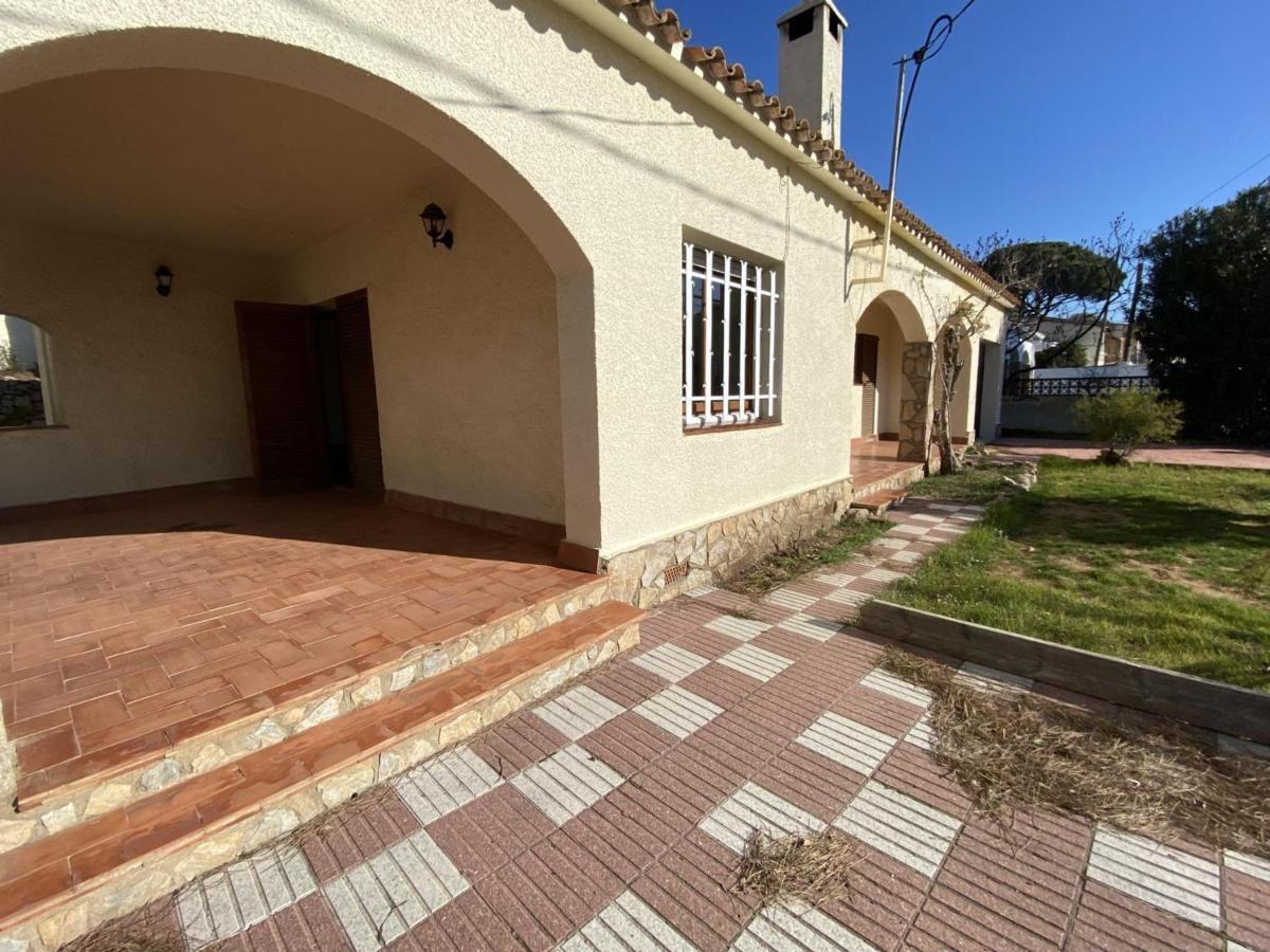 Acogedora Casa Familiar con Jardín y Barbacoa Cerca de la Playa en Torroella de Montgrí - HISP-7-41 - Chambres d'hôtes Torroella de Montgrí