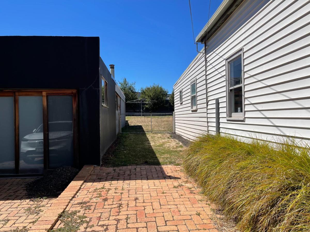 Pet Friendly Cottage on Large Sunny Block & 5 mins-CBD - B&B Canadian