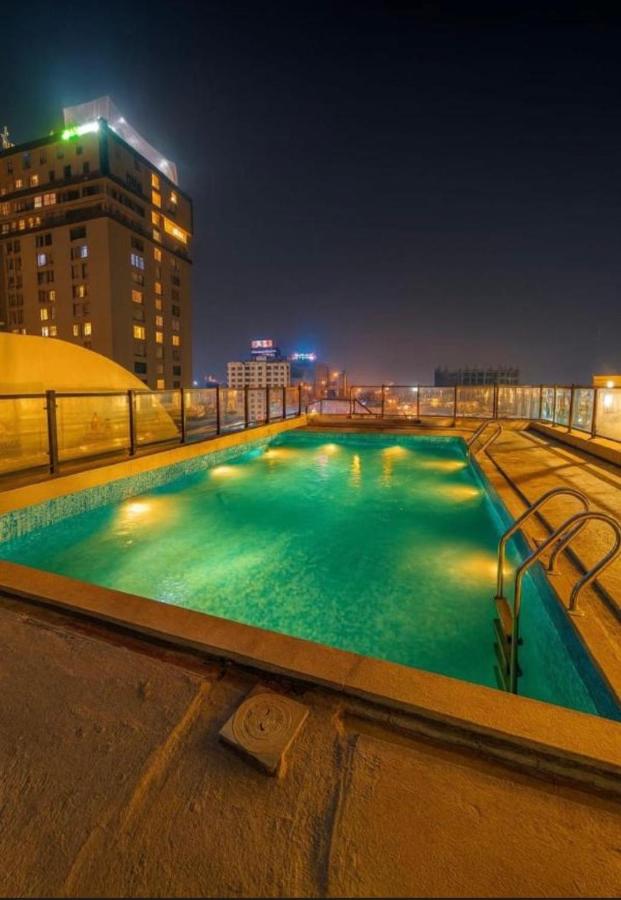 Scarlet Muse - 1BHK - Self Check-in -Gulberg - MMAlam - Pool - B&B Lahore