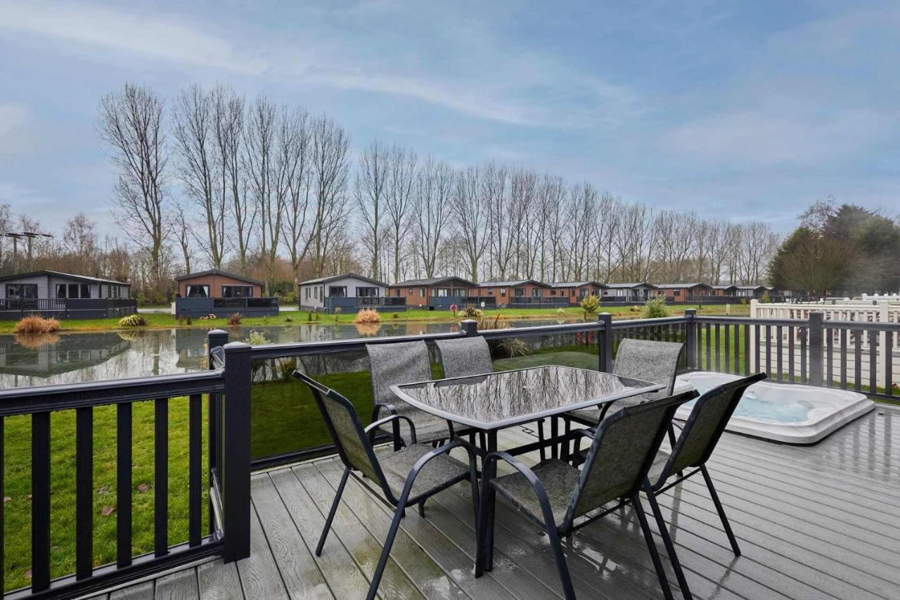 Four Seasons Lodge with Hot Tub - B&B York