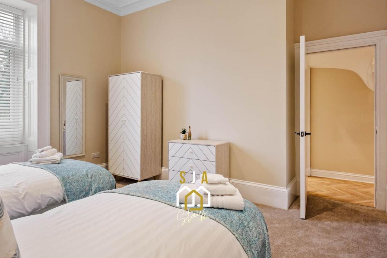 The Granite Haven - SJA Stays - Modern 4 Bed Apartment - B&B Aberdeen