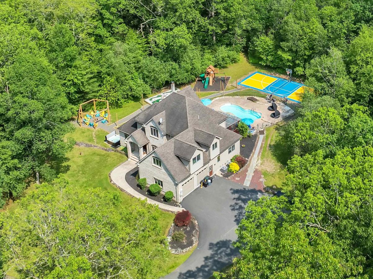 Sleeps 14 Pool Hot Tub Sauna Pickleball Arcade - B&B Stroudsburg