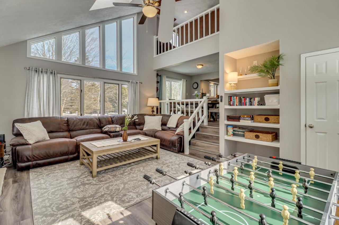 Contemporary House in Lakeside Community! Poconos - Chambres d'hôtes Albrightsville