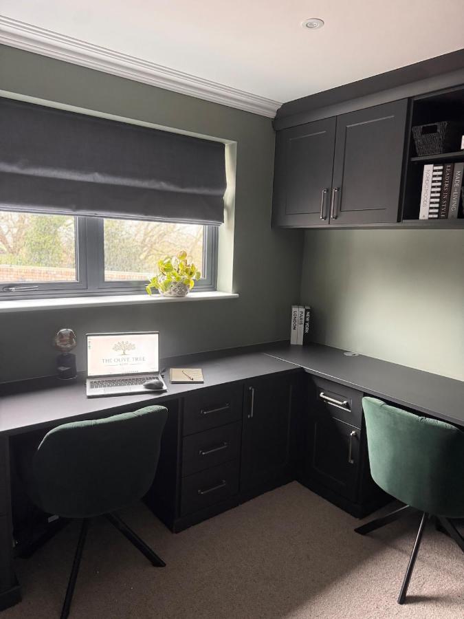 The Olive Tree Kent- Private Road All Ensuite Home - Chambres d'hôtes Rochester