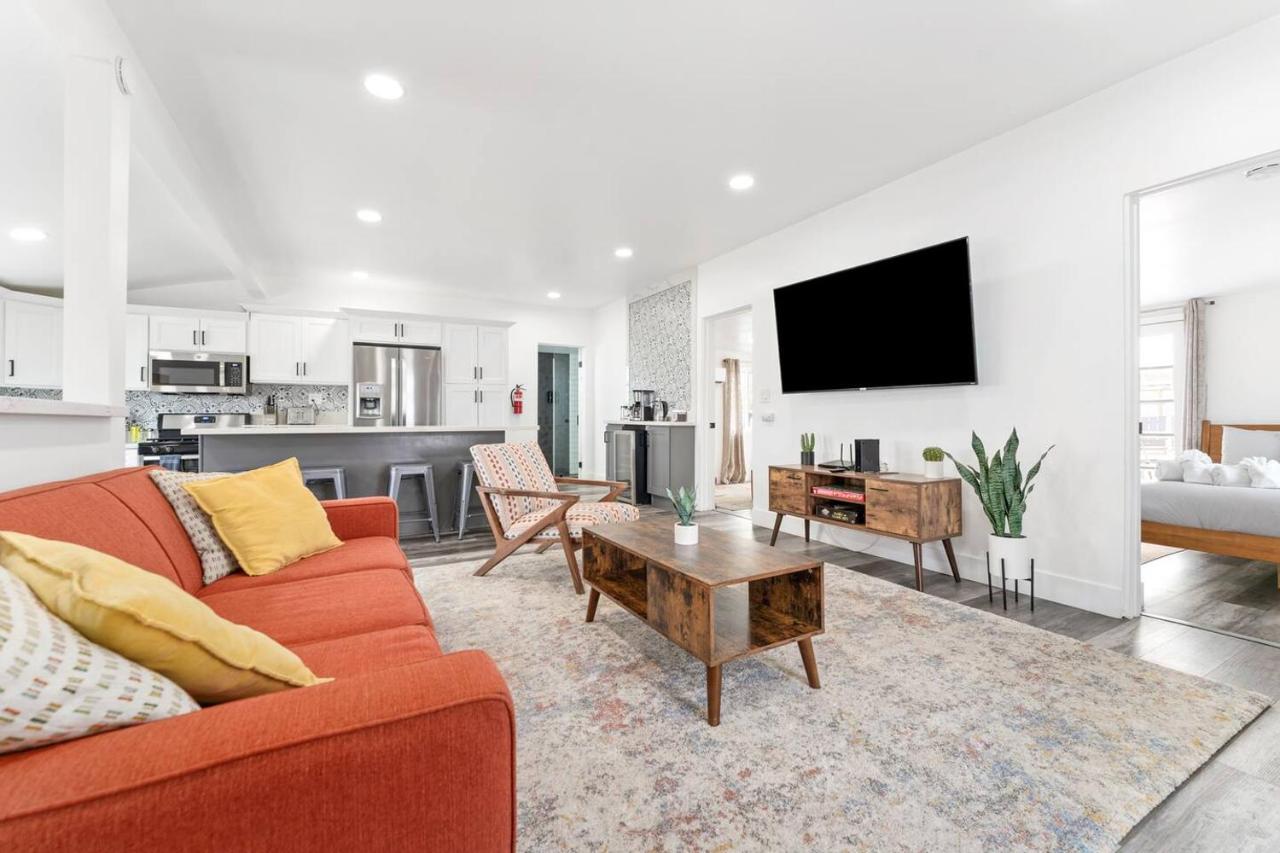 Casa Blanca Modern Home with Hot Tub, Walkable to town - Bed and Breakfast Joshua Tree