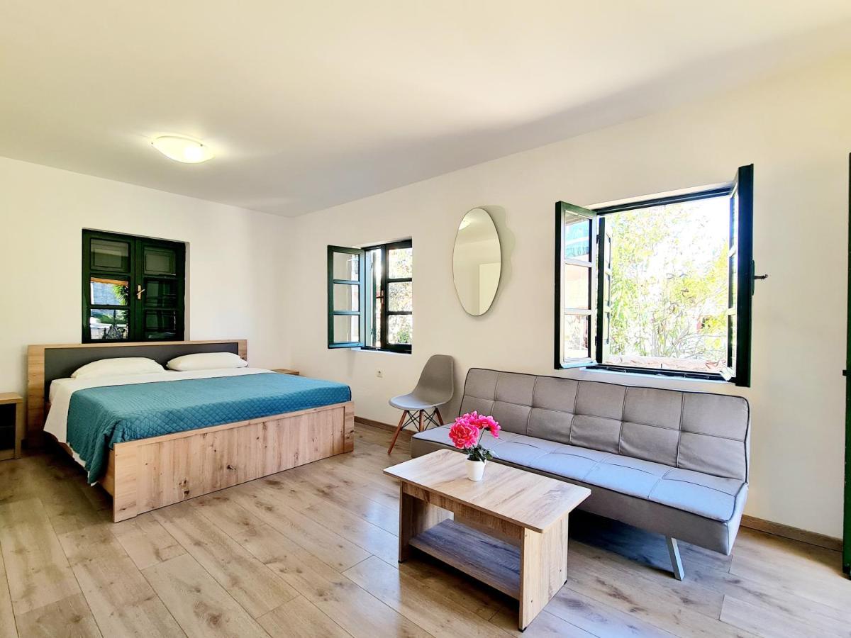Monolocale con Divano-Letto
