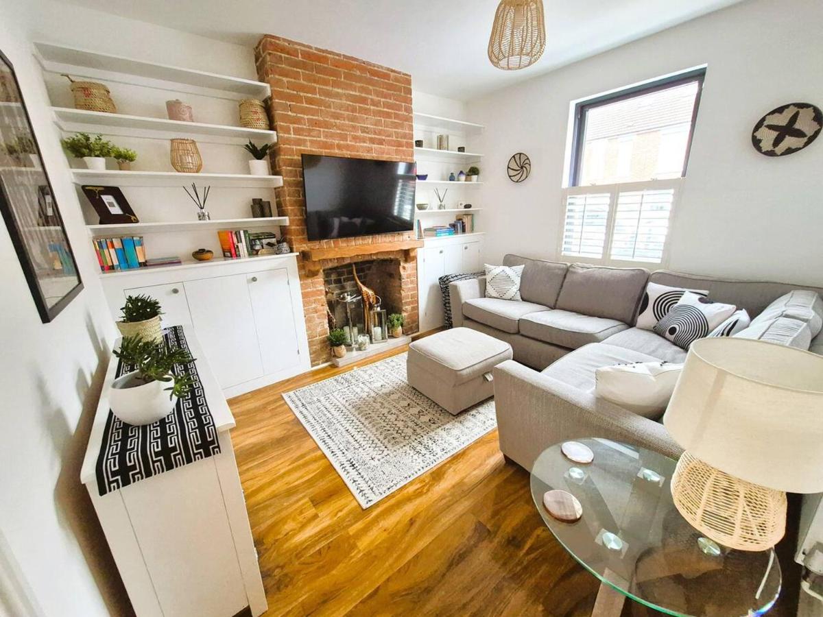 Stylish Karibu House with Free Parking & Walk to City - Chambres d'hôtes Salisbury